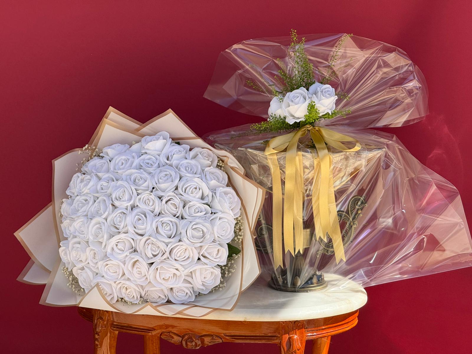 41 Yapay Beyaz Gül Buket ve Eskitme Gondal'da Çikolata