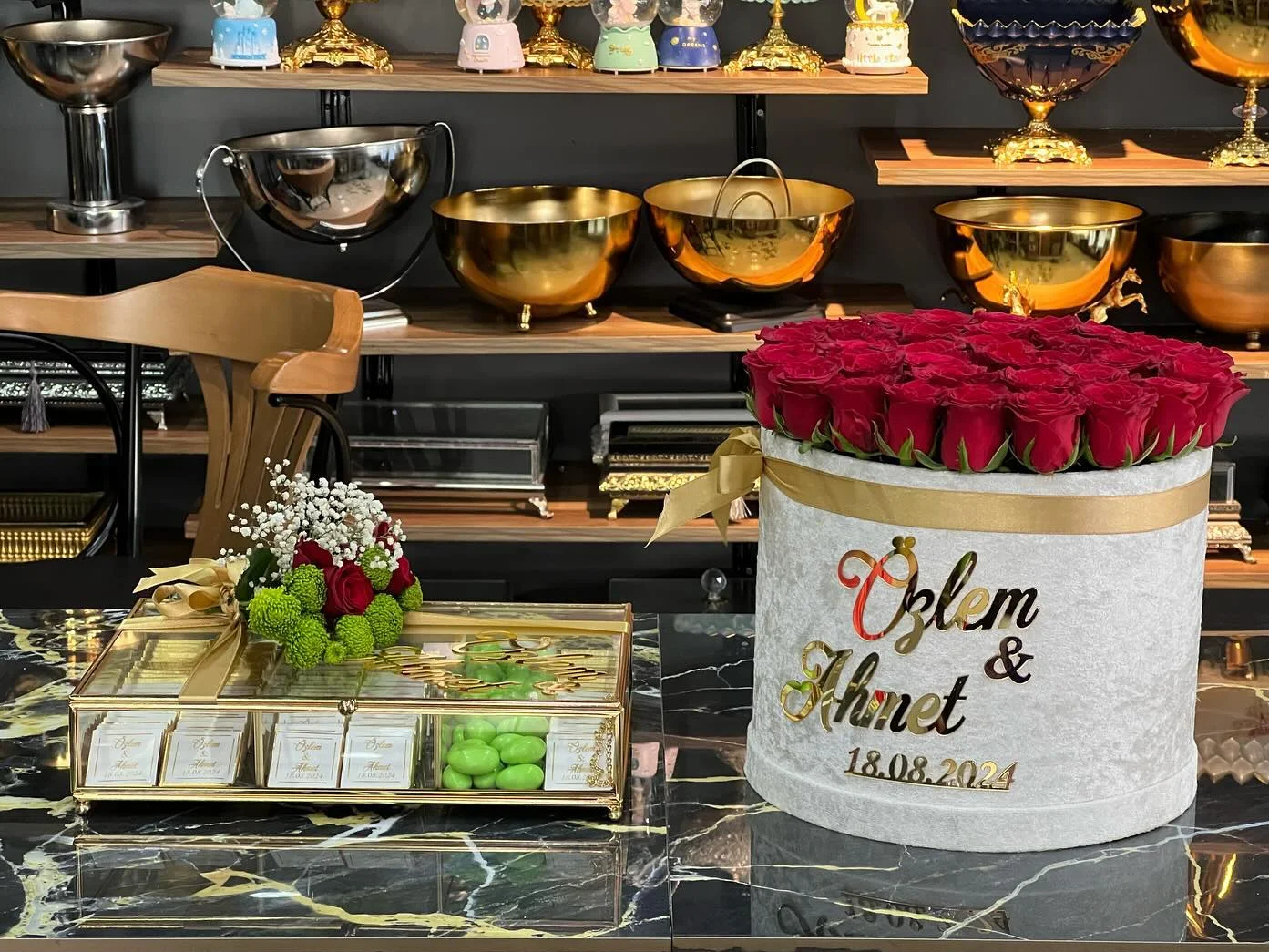 Kutuda Canlı İsteme Çiçeği ve Cam Sandık'ta Çikolata