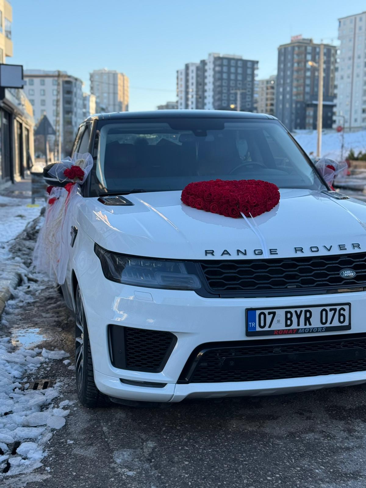 Özel Yapay Güllerle Araba Süsleme