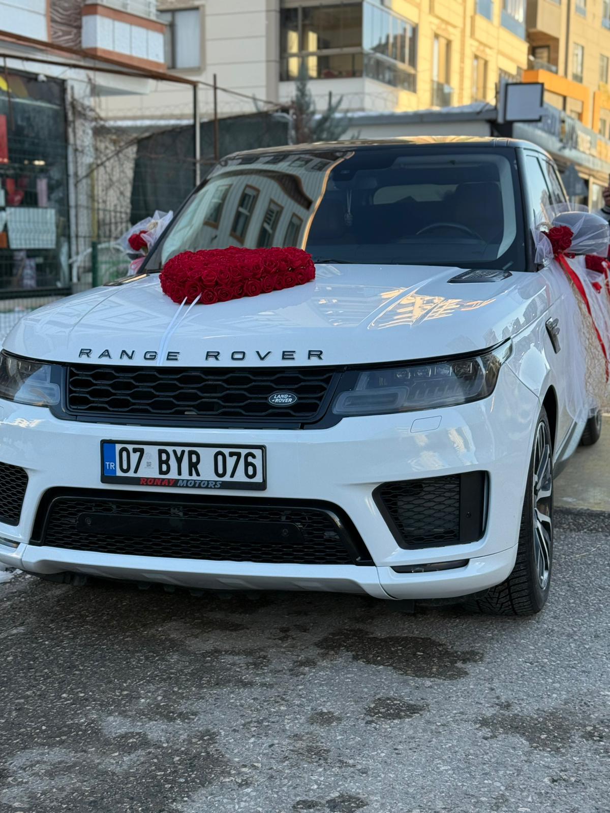 Özel Yapay Güllerle Araba Süsleme